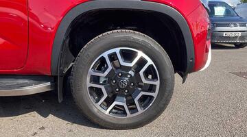 2025 Volkswagen 2.0 TDI Style Auto 4Motion Euro 6 4-door (Red) - Image: 5