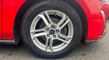 2020 Ford EcoBlue Zetec Euro 6 5-door (Red) - Image: 33