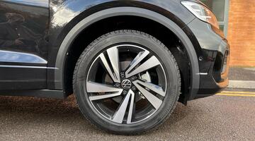 2025 Volkswagen TSI R-Line DSG 2WD Euro 6 2-door (Black) - Image: 5