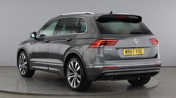 2017 Volkswagen 2.0 TSI R-Line DSG 4Motion Euro 6 5-door (Grey) - Image: 3