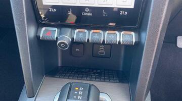 2025 Volkswagen 2.0 TDI Style Auto 4Motion Euro 6 4-door (Red) - Image: 33