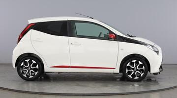 2020 Toyota 1.0 VVT-i x-trend Funroof x-shift Euro 6 5-door (White) - Image: 4