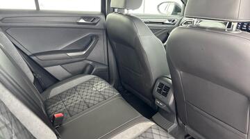 2025 Volkswagen TSI R-Line DSG Euro 6 5-door (Black) - Image: 22