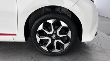 2020 Toyota 1.0 VVT-i x-trend Funroof x-shift Euro 6 5-door (White) - Image: 5