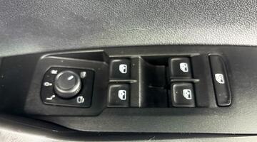 2023 Volkswagen 1.0 TSI Life Euro 6 5-door (Black) - Image: 19