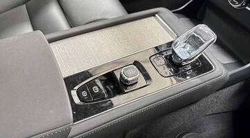 2025 Volvo 2.0 T8 18.8kWh Ultra Dark Auto 4WD Euro 6 5-door (Black) - Image: 32