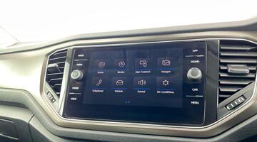 2018 Volkswagen 1.0 TSI Design Euro 6 5-door (Red) - Image: 18