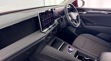 2025 Volkswagen ETSI MHEV Life DSG Euro 6 5-door (Red) - Image: 2