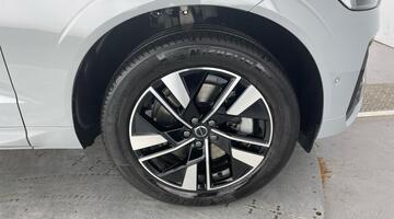 2025 Volvo 2.0 B5 MHEV Plus Pro Auto Euro 6 5-door (Grey) - Image: 5