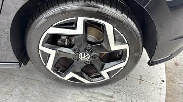 2025 Volkswagen TSI R-Line Euro 6 5-door (Black) - Image: 33