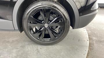 2025 Volkswagen Pro 77kWh Black Edition Auto 5-door (Black) - Image: 32