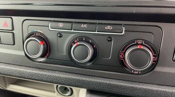 2019 Volkswagen 2.0 TDI T30 BlueMotion Tech Trendline Kombi FWD SWB Euro 6 5-door (White) - Image: 13