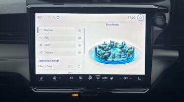 2025 Ford Standard Range 43kWh Premium Auto 5-door (Yellow) - Image: 32