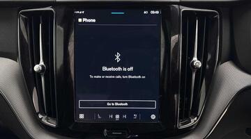 2025 Volvo 2.0h T6 18.8kWh Plus Black Edition Auto Euro 6 5-door (Black) - Image: 38