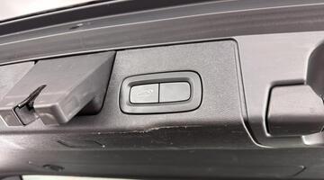 2019 Volvo 2.0 D4 R-Design Auto Euro 6 5-door (Black) - Image: 30