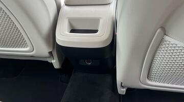 2017 Volvo 2.0 D4 Momentum Auto Euro 6 5-door (Black) - Image: 28