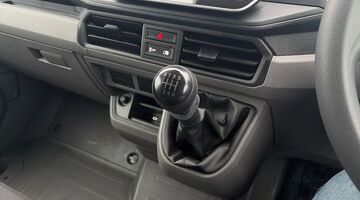 2025 Volkswagen 2.0 TDI CR30 Commerce FWD MWB High Roof Euro 6 5-door (White) - Image: 19