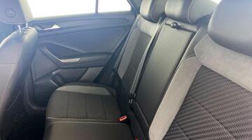 2019 Volkswagen 2.0 TDI R-Line Euro 6 5-door (Black) - Image: 32