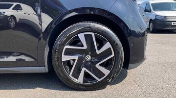 2025 Volkswagen Pro 79kWh Style Auto 5-door (SWB, 5Seat) (Black) - Image: 5