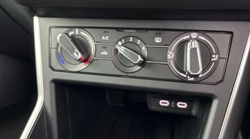 2025 Volkswagen 1.0 TSI Match DSG Euro 6 5-door (Black) - Image: 7