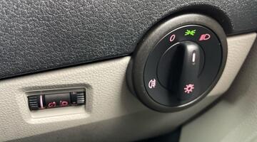 2019 Volkswagen 2.0 TDI T30 BlueMotion Tech Trendline Kombi FWD SWB Euro 6 5-door (White) - Image: 20