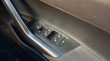 2023 Volkswagen 1.0 TSI Life Euro 6 5-door (Red) - Image: 36