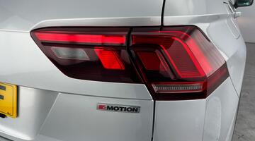 2019 Volkswagen 2.0 TDI Match 4Motion Euro 6 5-door (Silver) - Image: 30