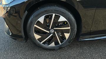 2025 Volkswagen Pro 77kWh Match Plus Fastback Auto 5-door (Black) - Image: 28