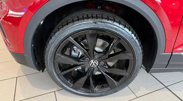 2025 Volkswagen TSI Style DSG Euro 6 5-door (Red) - Image: 11