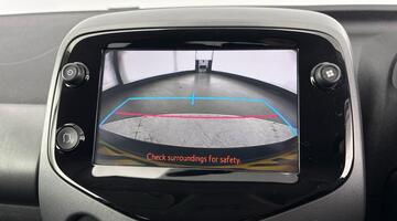 2020 Toyota 1.0 VVT-i x-trend Funroof x-shift Euro 6 5-door (White) - Image: 27