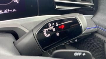 2025 Volkswagen 2.0 TSI R-Line DSG Euro 6 5-door (Black) - Image: 25