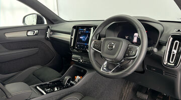 2025 Volvo 2.0 B4 MHEV Plus DCT Auto Euro 6 5-door (Black) - Image: 4