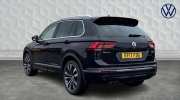 2017 Volkswagen 2.0 TDI BlueMotion Tech R-Line DSG 4Motion Euro 6 5-door (Black) - Image: 3