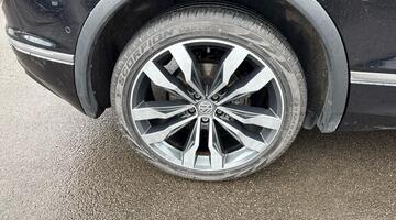 2017 Volkswagen 2.0 TDI BlueMotion Tech R-Line DSG 4Motion Euro 6 5-door (Black) - Image: 17