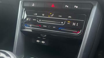 2024 Volkswagen TSI Style Euro 6 5-door (Black) - Image: 27