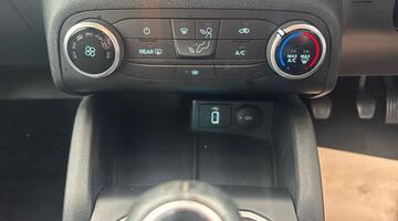 2020 Ford EcoBlue Zetec Euro 6 5-door (Red) - Image: 20