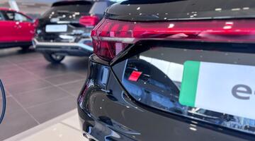 2025 Audi 105kWh Auto quattro 4-door (Black) - Image: 5