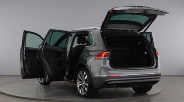 2017 Volkswagen 2.0 TSI R-Line DSG 4Motion Euro 6 5-door (Grey) - Image: 11