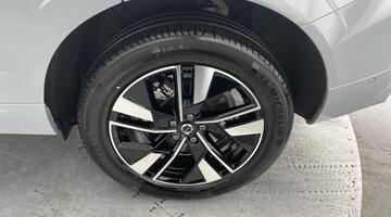 2025 Volvo 2.0 B5 MHEV Plus Pro Auto Euro 6 5-door (Grey) - Image: 34