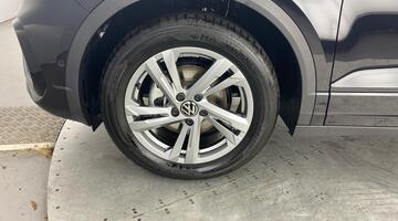 2025 Volkswagen TSI R-Line DSG 2WD Euro 6 2-door (Black) - Image: 39