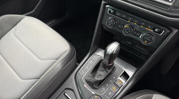 2017 Volkswagen 2.0 TDI BlueMotion Tech R-Line DSG 4Motion Euro 6 5-door (Black) - Image: 33