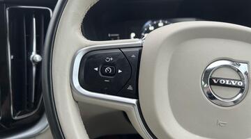 2017 Volvo 2.0 D4 Momentum Auto Euro 6 5-door (Black) - Image: 34