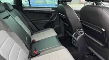 2017 Volkswagen 2.0 TDI BlueMotion Tech R-Line DSG 4Motion Euro 6 5-door (Black) - Image: 14