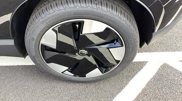 2025 Volvo Twin Performance 69kWh Plus Auto 5-door (Black) - Image: 18