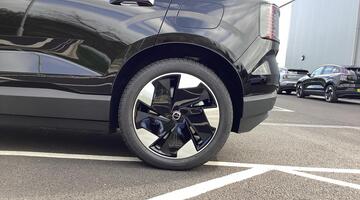 2025 Volvo Twin Performance 69kWh Plus Auto 5-door (Black) - Image: 5