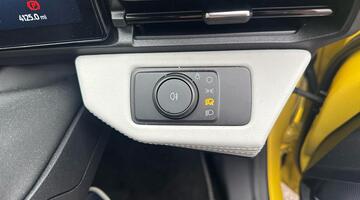 2025 Ford Standard Range 43kWh Premium Auto 5-door (Yellow) - Image: 27