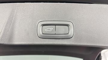 2022 Volvo T3 R-Design Auto Euro 6 5-door (Black) - Image: 17