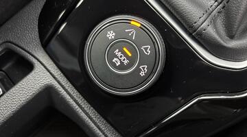 2025 Volkswagen 2.0 TSI R DSG 4Motion Euro 6 5-door (Black) - Image: 25