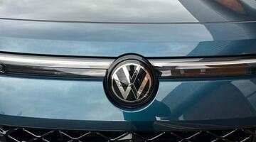 2025 Volkswagen TSI eHybrid 19.7kWh R-Line Edition DSG Euro 6 5-door (Blue) - Image: 9