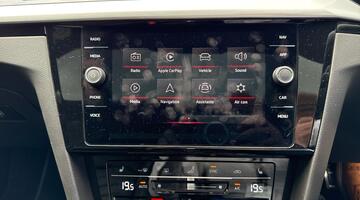 2025 Volkswagen 2.0 TSI R Fastback DSG 4Motion Euro 6 5-door (White) - Image: 35